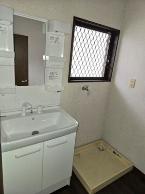 【洗面所】 | コーポクレマチス2号棟 | 広い洗面スペース