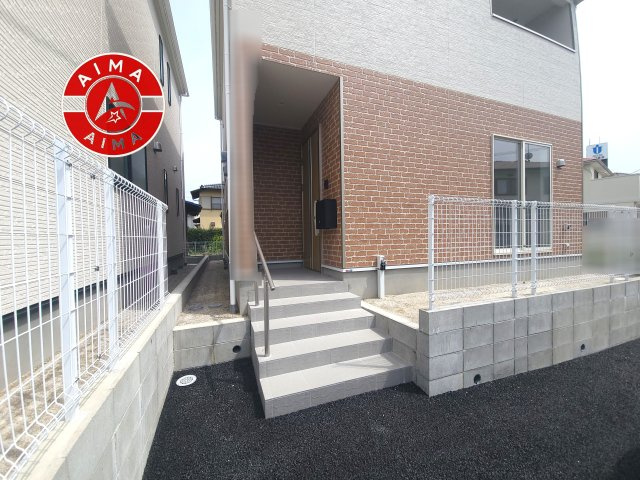 那珂川市今光8丁目第2-3棟（1号棟）の玄関|地盤調査済 / 玄関へ向かうまでのアプローチに漂う上質が期待感をもたせます。玄関は建物の顔。落着きを醸し出した自己主張が心に訴えてきます。