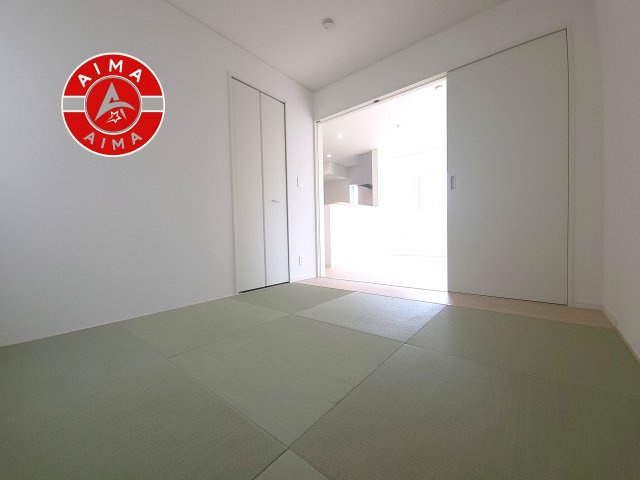 那珂川市今光8丁目第2-3棟（1号棟）の和室|和室を上手に活用すると暮らし方の幅が広がります。例えば普段は開け放して、子供の小さいうちはお昼寝や遊びのスペースに。畳はソフトなので転んでもケガをしにくく安心です