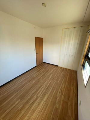 【寝室】 | ル・ヌーヴォ・セリエⅠ | 広くて明るい寝室