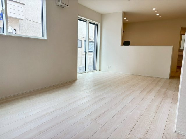 市川市宮久保６丁目　新築戸建の居間・リビング|2026年3月2日撮影