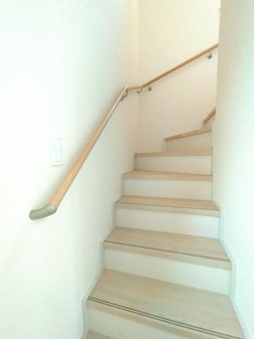 堀町2086番の内装|同施工物件の階段です。階段です。手摺がついているので上り下りが安心です。