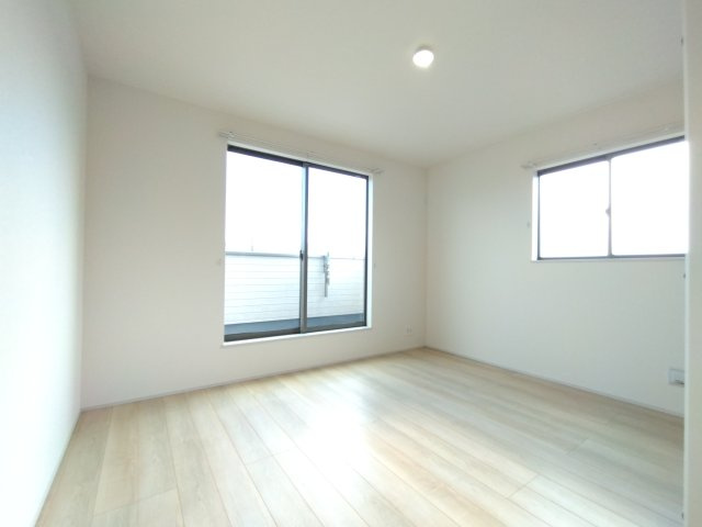 堀町2086番の寝室|同施工物件の洋室です。採光・通風が良く毎朝気持ち良く起床ができ・・日中も日差しが降り注ぐ～暖かいお部屋です。