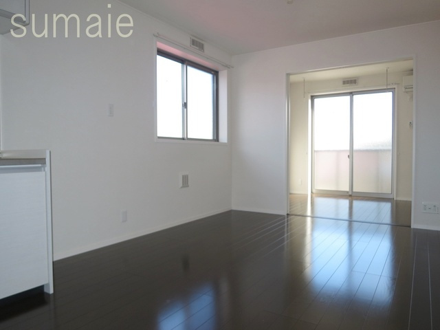 ラシーネ鎌倉の居間・リビング|2面採光の9.3帖のゆったりとしたリビングです♪