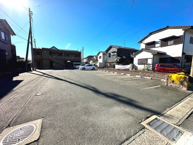 リヴェール小向の駐車場