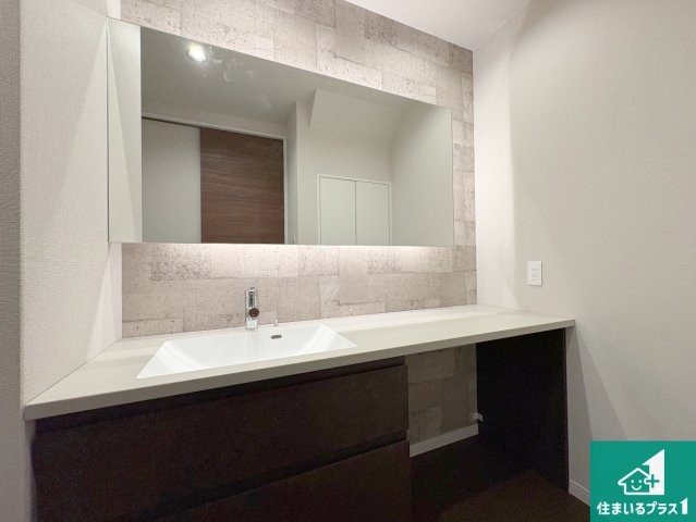 枚方市出口　新築一戸建ての独立洗面台|清潔感のある洗面台です。フラットな鏡は掃除がしやすく毎日清潔！