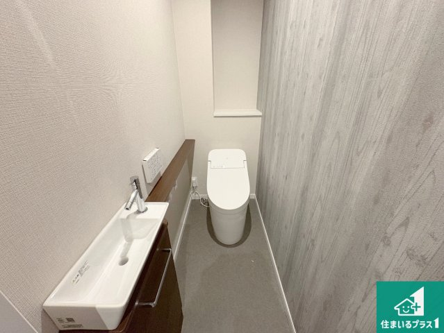 枚方市出口　新築一戸建てのトイレ|2・3階の2ヶ所にあるので、朝の忙しい時間の順番待ちもなく、深夜の利用にも大変便利です。