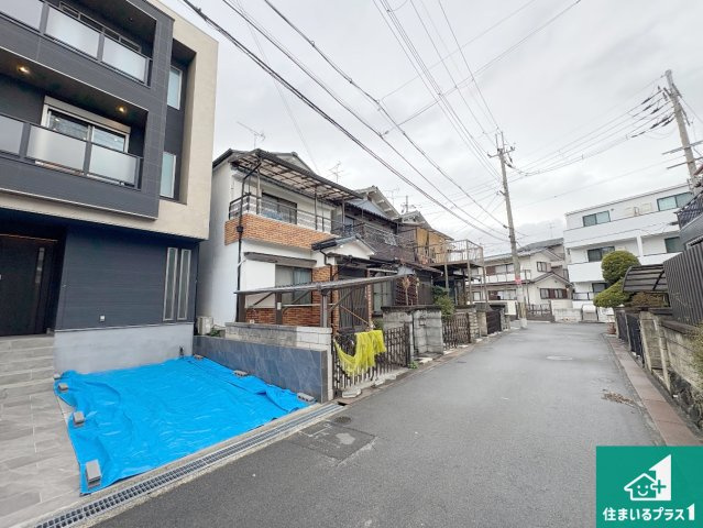枚方市出口　新築一戸建ての前面道路含む現地写真|周辺は閑静な住宅街！前面道路広々で車の出し入れも便利です。駐車が苦手な方でも安心して車庫入れできます！