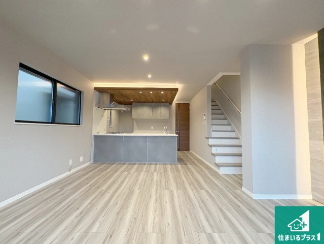 枚方市出口　新築一戸建ての居間・リビング|日当たり良好の明るいリビングで朝の目覚めもスッキリできそう！対面キッチンでご家族のコミュニケーションも自然と増える設計！小さなお子様が遊ぶスペースを作っても広々とくつろげるLDK！