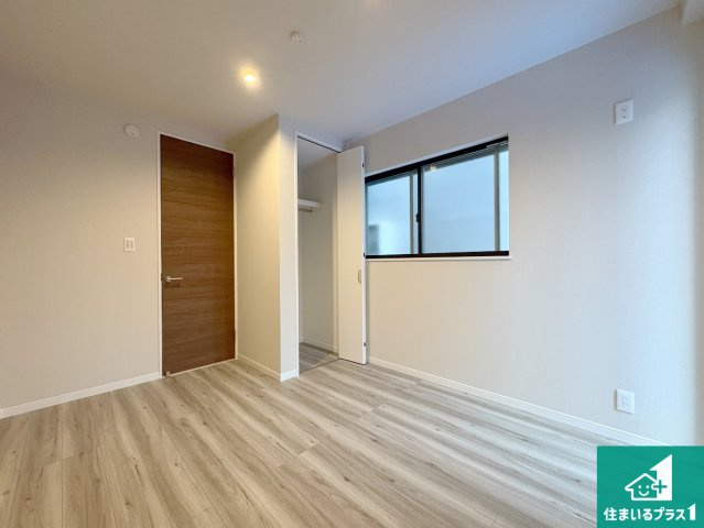 ■枚方市出口　新築一戸建ての洋室|シンプルな洋室は、自分好みのインテリアが楽しめます♪ご家族とインテリアや家具を選びに行くのは新築購入時の醍醐味の一つです。ぜひお楽しみください♪