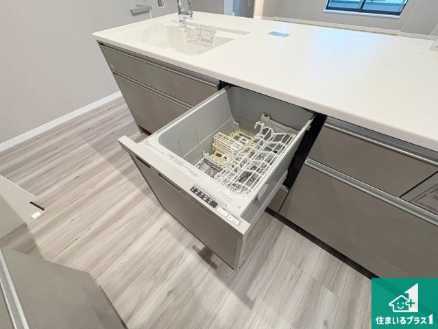 枚方市出口　新築一戸建ての設備|食事後の一仕事、食器洗いをボタン一つでお任せできちゃいます！場所を取らないビルトイン式なので、お料理スペースもしっかり確保！