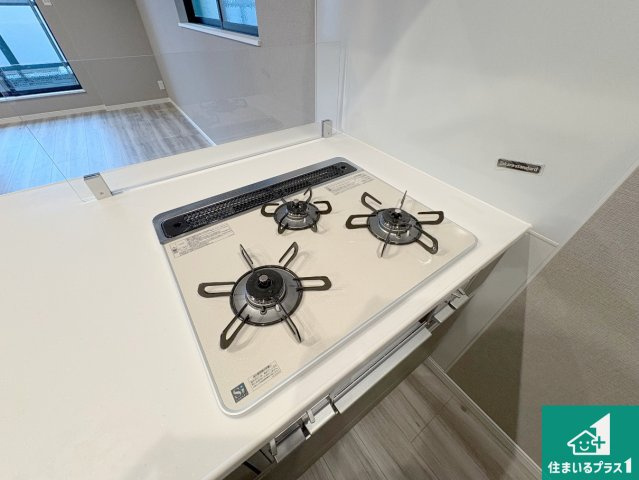 枚方市出口　新築一戸建ての設備|ダブル高火力Ｓｉセンサー付きコンロ！３口あるので、まとめて料理をする時も大活躍！