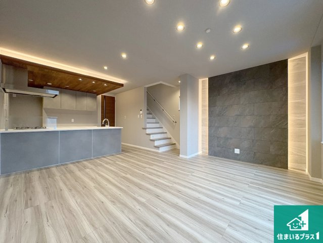 枚方市出口　新築一戸建ての居間・リビング|日当たり良好の明るいリビングで朝の目覚めもスッキリできそう！対面キッチンでご家族のコミュニケーションも自然と増える設計！小さなお子様が遊ぶスペースを作っても広々とくつろげるLDK！