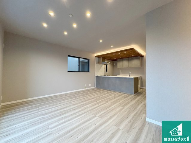 ■枚方市出口　新築一戸建ての居間・リビング|シンプルなリビングは、観葉植物等のインテリアを楽しめますね！パパ好みにも、ママ好みにも家具次第で雰囲気を変えることができます！