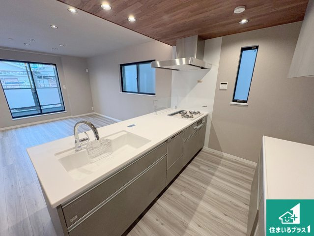 枚方市出口　新築一戸建てのキッチン|リビングと統一感があり、使い勝手のいいキッチン。広々としているので、二人並んで作業が出来ちゃいます。お子様と一緒に色々なお料理に挑戦できるスペースがあります。