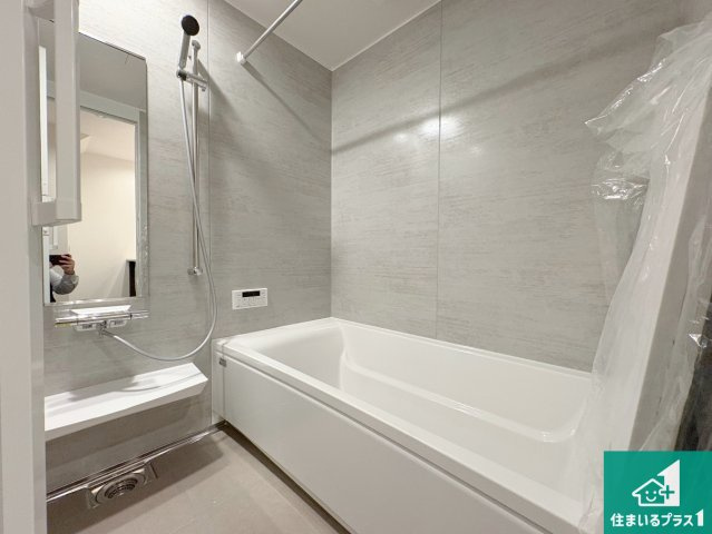 枚方市出口　新築一戸建ての浴室|足をゆったり伸ばして寛げる浴槽です。窓が設けられていますので差し込む光が明るく穏やかな雰囲気にしてくれます♪浴室乾燥機も設置しているので、雨の日の洗濯物も安心です♪