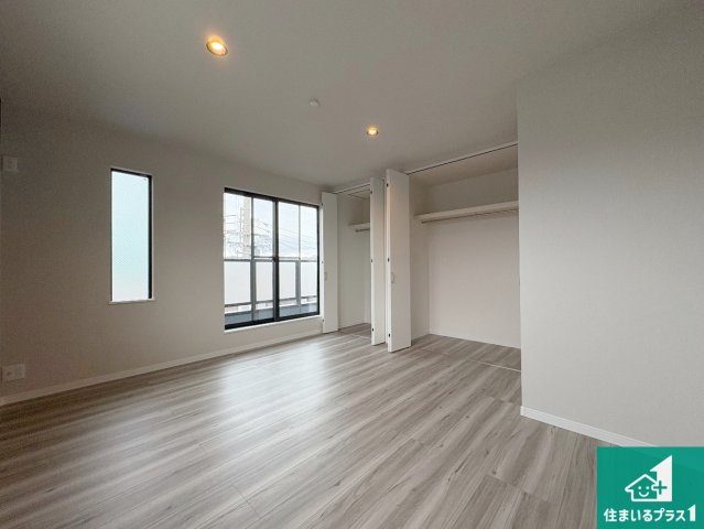 枚方市出口　新築一戸建ての洋室|シンプルな洋室は、自分好みのインテリアが楽しめます♪ご家族とインテリアや家具を選びに行くのは新築購入時の醍醐味の一つです。ぜひお楽しみください♪