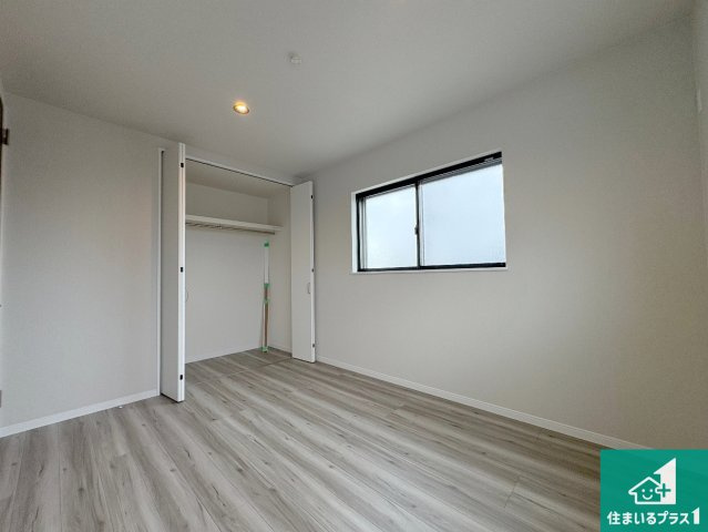 枚方市出口　新築一戸建ての洋室|シンプルな洋室は、自分好みのインテリアが楽しめます♪ご家族とインテリアや家具を選びに行くのは新築購入時の醍醐味の一つです。ぜひお楽しみください♪