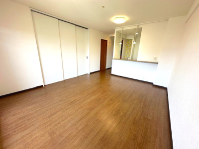 【居間・リビング】 | モンセーヌ加島ヴィルコート | ご家族が集まるLDKは14.5帖！木のぬくもりと白を基調とした明るい空間に仕上がっています。