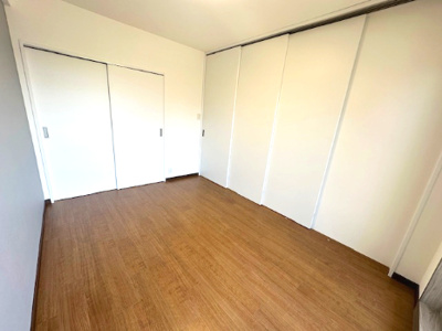 【洋室】 | モンセーヌ加島ヴィルコート | 6帖の洋室！扉を開けてリビングと一体空間、扉を閉じて個室にとフレキシブルに使えます。