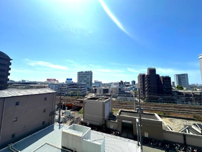 【展望】 | モンセーヌ加島ヴィルコート | 近隣に大きな建物が無いので開放的な空間を楽しめます。陽当り・周辺環境も合わせて、ぜひ現地をご覧ください！