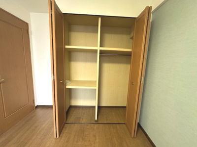 【寝室】 | モンセーヌ加島ヴィルコート | 6.3帖洋室のクローゼット！ハンガーパイプと棚を組み合わせた、出し入れしやすいつくりになっています。
