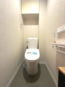 【トイレ】 | モンセーヌ加島ヴィルコート | 温水洗浄便座付のトイレで、冬の寒い時期でも快適！吊戸棚付きで、予備のペーパー類も問題なく収納できます。