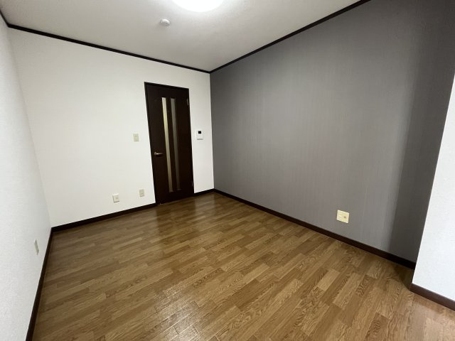 中央ハイツの洋室|6帖洋室　アクセントクロスがございます