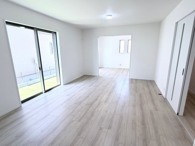 ハートフルタウン渋川市石原348番　B号棟の居間・リビング|カウンターキッチンなのでお料理をしながら会話もできます。
夕食の支度をしながら、お子様の様子も見られて自然と会話も増えますよ♪
