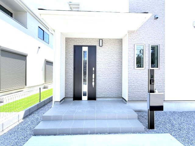 ハートフルタウン渋川市石原348番　B号棟の玄関|玄関前も広々しています。タイル敷なのでお掃除も楽々です。