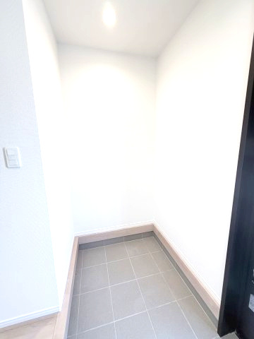 ハートフルタウン渋川市石原348番　B号棟の玄関|玄関にシューズインクローク付きです♪ベビーカーの収納も可能です。