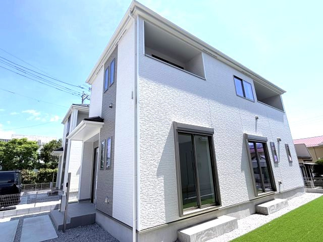 ハートフルタウン渋川市石原348番　B号棟の外観|南面からの外観です。シンプルで飽きのこない外観です♪