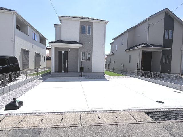 ハートフルタウン渋川市石原348番　B号棟の駐車場|駐車場もキレイに整備されています。並列３台駐車可能ですよ！