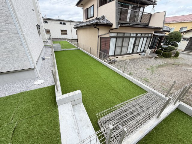 ハートフルタウン渋川市石原348番　B号棟の庭|建物東側にもちょっとしたお庭付きです♪お子様の遊びのスペースとしても良いですね！