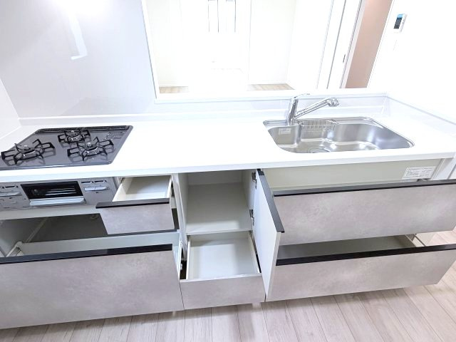 ハートフルタウン渋川市石原348番　B号棟のキッチン|キッチン収納たっぷりございます。