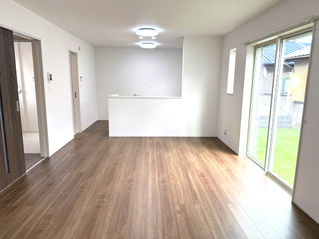 ハートフルタウン渋川市石原348番　B号棟の居間・リビング|ゆったり過ごせる16帖のリビングです♪人気の対面式キッチンを配した空間はお好みの家具も合わせやすく、家族がくつろぐ快適な空間造りをサポート。窓からは明るい陽光が差し込みます。