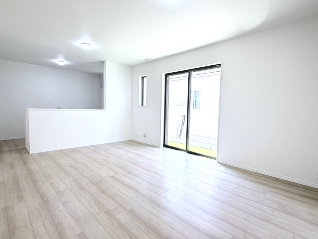 ハートフルタウン渋川市石原348番　B号棟の居間・リビング|ゆったり過ごせる16帖のリビングです♪人気の対面式キッチンを配した空間はお好みの家具も合わせやすく、家族がくつろぐ快適な空間造りをサポート。窓からは明るい陽光が差し込みます。