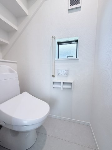 ハートフルタウン渋川市石原348番　B号棟のトイレ|1階トイレです。清潔感のある白を基調としています。
温水洗浄・便座暖房機能の付いた快適なトイレです☆
