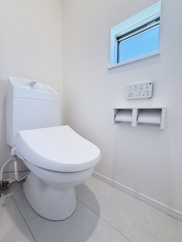 ハートフルタウン渋川市石原348番　B号棟のトイレ|2階トイレです。清潔感のある白を基調としています。