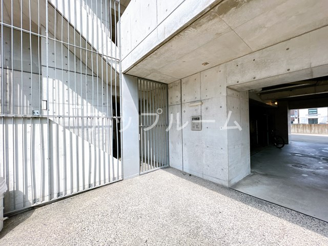 liberal　(リベラル)のエントランス