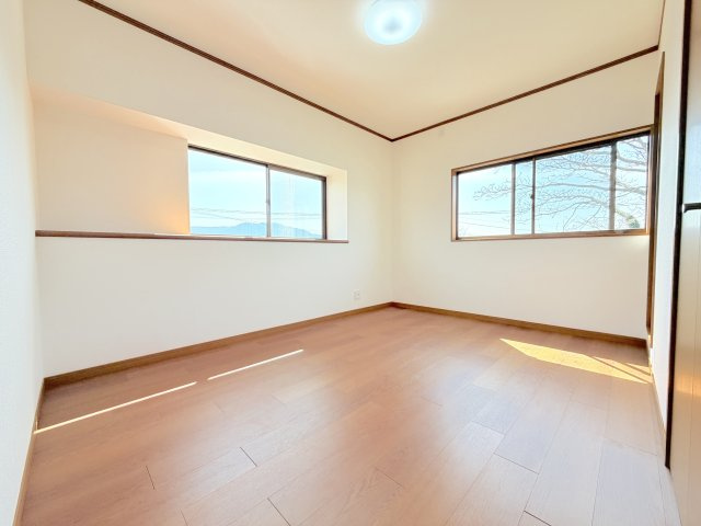 久原戸建ての洋室