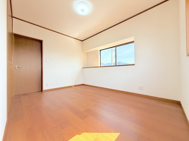 久原戸建ての洋室