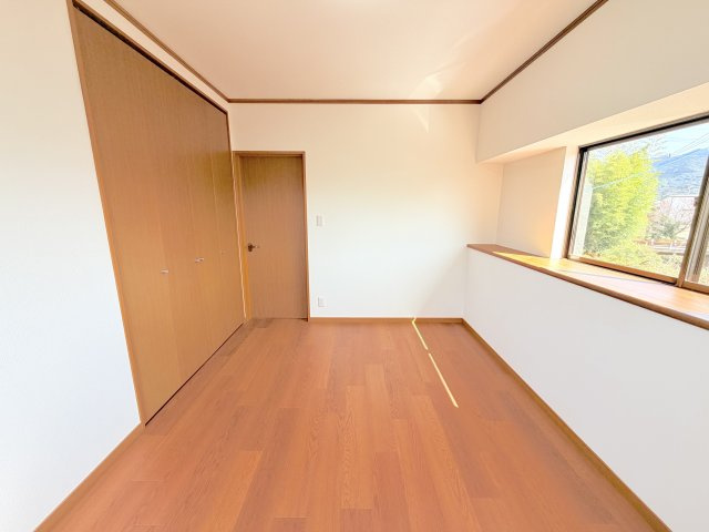 久原戸建ての洋室