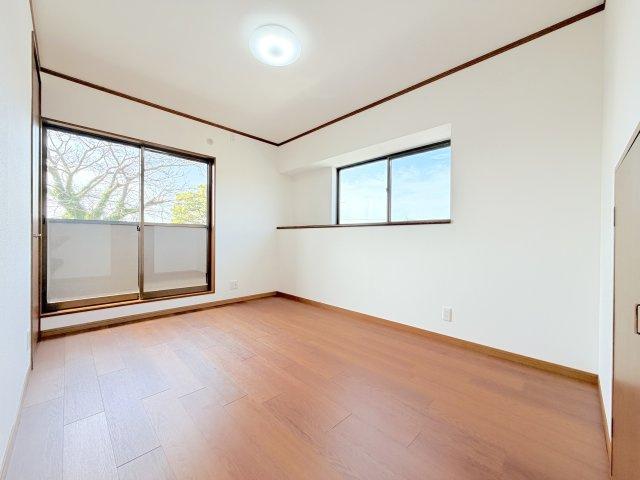 久原戸建ての洋室