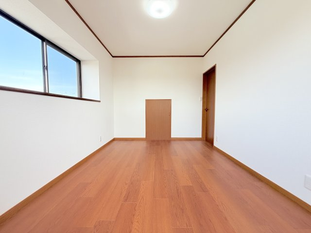 久原戸建ての洋室