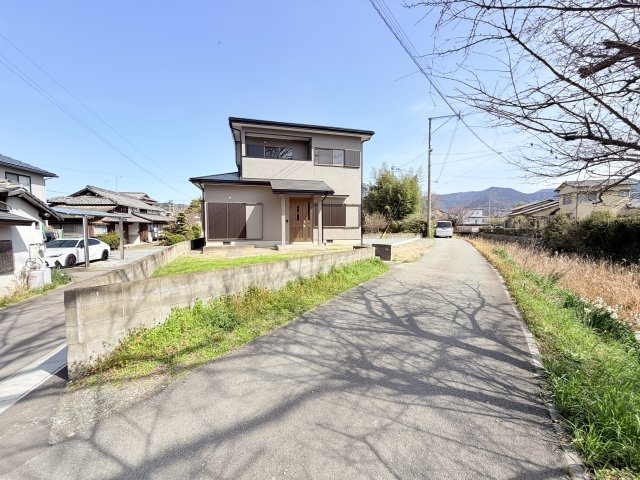 久原戸建ての前面道路含む現地写真