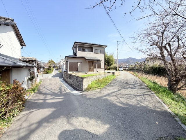 久原戸建ての前面道路含む現地写真