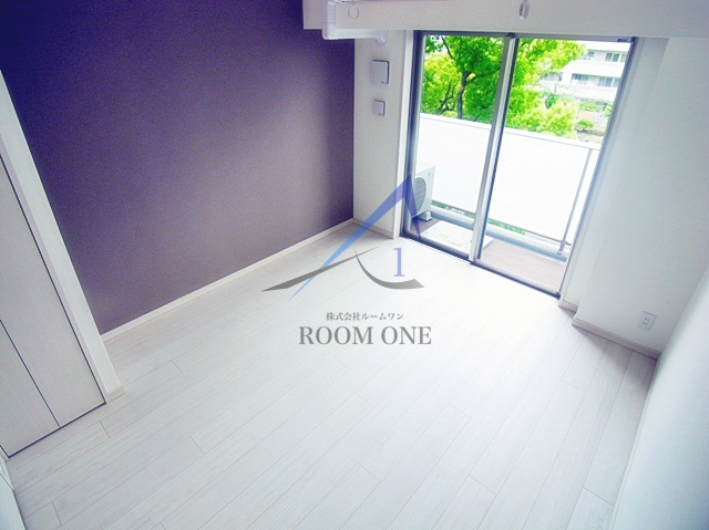 ライジングプレイス綾瀬三番館の居間・リビング|洋室のお部屋です。