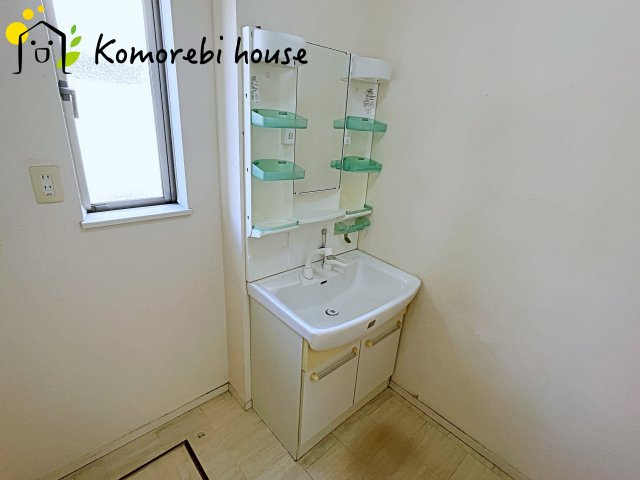 上尾市瓦葺　中古一戸建ての独立洗面台|26.3.5撮影済み