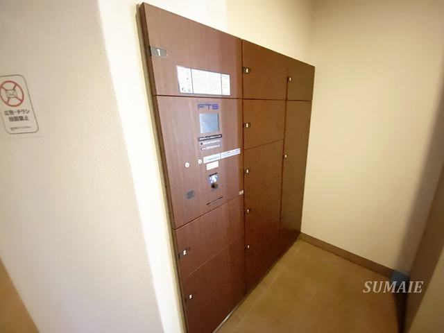 クロスレジデンス東十条のロビー|ソファのあるエントランスロビー♪